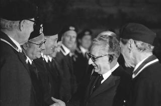 Il Presidente della Repubblica Giovanni Leone incontra l'Ammiraglio Francesco Baslini, presidente nazionale dell'Associazione nazionale marinai d'Italia (ANMI), con una delegazione