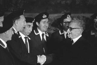 Il Presidente della Repubblica Giovanni Leone incontra l'Ammiraglio Francesco Baslini, presidente nazionale dell'Associazione nazionale marinai d'Italia (ANMI), con una delegazione