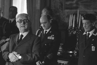 Il Presidente della Repubblica Giovanni Leone incontra l'Ammiraglio Francesco Baslini, presidente nazionale dell'Associazione nazionale marinai d'Italia (ANMI), con una delegazione