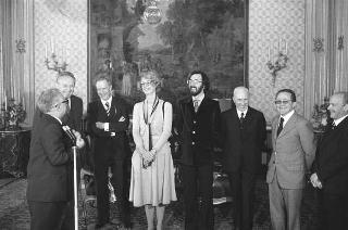 Il Presidente della Repubblica Giovanni Leone riceve in udienza Ann-Marie Kjellander, presidente del Consiglio direttivo dell'Associazione della Stampa estera in Italia, con i componenti il Consiglio