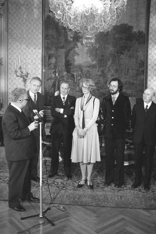 Il Presidente della Repubblica Giovanni Leone riceve in udienza Ann-Marie Kjellander, presidente del Consiglio direttivo dell'Associazione della Stampa estera in Italia, con i componenti il Consiglio