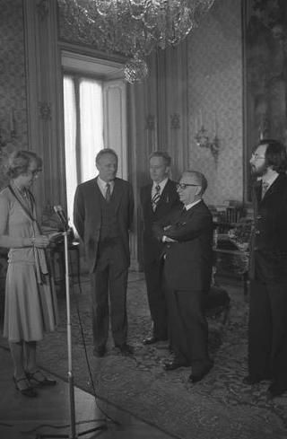 Il Presidente della Repubblica Giovanni Leone riceve in udienza Ann-Marie Kjellander, presidente del Consiglio direttivo dell'Associazione della Stampa estera in Italia, con i componenti il Consiglio