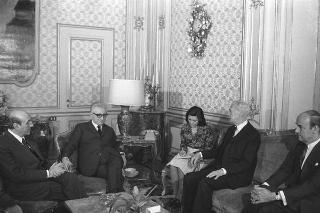 Colloquio del Presidente della Repubblica Giovanni Leone con Maurice Couve de Murville, presidente della Commissione esteri della Camera dei deputati francese, accompagnato da Carlo Russo, presidente della Commissione esteri di Montecitorio e dall'ambasciatore di Francia a Roma, François Puaux