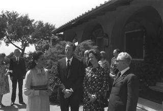 Il Presidente della Repubblica Giovanni Leone e la signora Vittoria Leone ricevono in visita privata a Castelporziano LL. MM. il Re del Belgio Baldovino e la Regina Fabiola