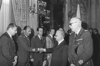 Il Presidente della Repubblica Giovanni Leone riceve la visita di Luigi Broglio e i tecnici che hanno realizzato la messa in orbita di un satellite scientifico lanciato dal poligono equatoriale "San Marco"