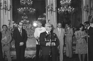 Il Presidente della Repubblica Giovanni Leone incontra il Giudice Edward D. Re, presidente della "American Justinian Society of Jurists", con un gruppo di giuristi dell'Associazione