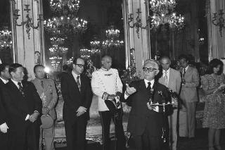 Il Presidente della Repubblica Giovanni Leone incontra il Giudice Edward D. Re, presidente della "American Justinian Society of Jurists", con un gruppo di giuristi dell'Associazione