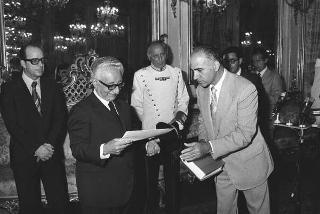 Il Presidente della Repubblica Giovanni Leone incontra il Giudice Edward D. Re, presidente della "American Justinian Society of Jurists", con un gruppo di giuristi dell'Associazione