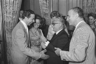 Il Presidente della Repubblica Giovanni Leone incontra il Giudice Edward D. Re, presidente della "American Justinian Society of Jurists", con un gruppo di giuristi dell'Associazione