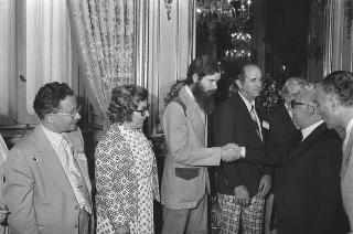 Il Presidente della Repubblica Giovanni Leone incontra il Giudice Edward D. Re, presidente della "American Justinian Society of Jurists", con un gruppo di giuristi dell'Associazione