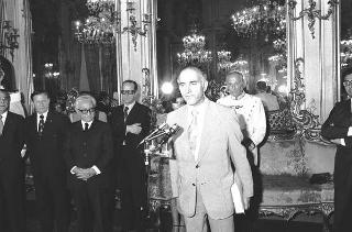 Il Presidente della Repubblica Giovanni Leone incontra il Giudice Edward D. Re, presidente della "American Justinian Society of Jurists", con un gruppo di giuristi dell'Associazione