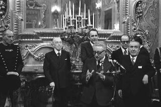 Il Presidente della Repubblica Giovanni Leone incontra Adolfo Sarti, ministro del turismo e dello spettacolo, con Italo Gemini, presidente dell'AGIS e una rappresentanza degli "Anziani dello Spettacolo", premiati nel 30° anniversario del sodalizio