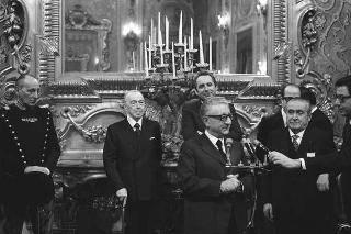 Il Presidente della Repubblica Giovanni Leone incontra Adolfo Sarti, ministro del turismo e dello spettacolo, con Italo Gemini, presidente dell'AGIS e una rappresentanza degli "Anziani dello Spettacolo", premiati nel 30° anniversario del sodalizio