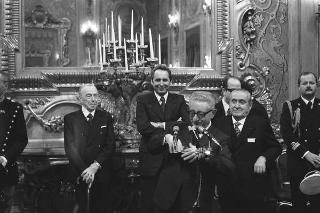 Il Presidente della Repubblica Giovanni Leone incontra Adolfo Sarti, ministro del turismo e dello spettacolo, con Italo Gemini, presidente dell'AGIS e una rappresentanza degli "Anziani dello Spettacolo", premiati nel 30° anniversario del sodalizio