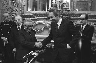 Il Presidente della Repubblica Giovanni Leone incontra Adolfo Sarti, ministro del turismo e dello spettacolo, con Italo Gemini, presidente dell'AGIS e una rappresentanza degli "Anziani dello Spettacolo", premiati nel 30° anniversario del sodalizio