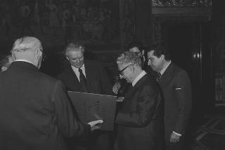 Ennio Palmitessa, presidente generale della Primaria Associazione cattolica "Artistico-Operaia", con Consiglio direttivo e con il Comitato della Mostra "Chiese e Santi a Roma"