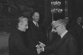 Ennio Palmitessa, presidente generale della Primaria Associazione cattolica "Artistico-Operaia", con Consiglio direttivo e con il Comitato della Mostra "Chiese e Santi a Roma"