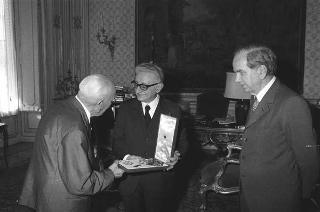 Il Presidente della Repubblica Giovanni Leone con Giovanni Spagnolli, Presidente del Senato e il pittore Vittorio Casetti Albani