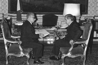 Il Presidente della Repubblica Giovanni Leone consegna l'Onorificenza di Gran Croce a Giovanni Spagnolli, Presidente uscente del Senato