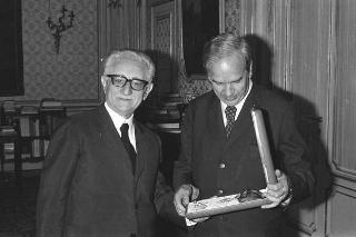 Il Presidente della Repubblica Giovanni Leone consegna l'Onorificenza di Gran Croce a Giovanni Spagnolli, Presidente uscente del Senato