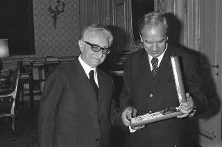 Il Presidente della Repubblica Giovanni Leone consegna l'Onorificenza di Gran Croce a Giovanni Spagnolli, Presidente uscente del Senato
