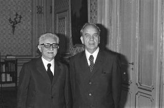 Il Presidente della Repubblica Giovanni Leone consegna l'Onorificenza di Gran Croce a Giovanni Spagnolli, Presidente uscente del Senato