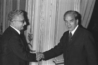 Il Presidente della Repubblica Giovanni Leone consegna l'Onorificenza di Gran Croce a Giovanni Spagnolli, Presidente uscente del Senato
