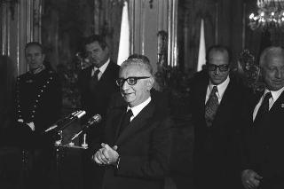 Incontro del Presidente della Repubblica Giovanni Leone con Carlo Alberto Masini, Presidente Generale della CRI,  il Comitato organizzatore della "Operazione Plus Ultra" ed i bambini premiati per particolari atti di bontà e di abnegazione
