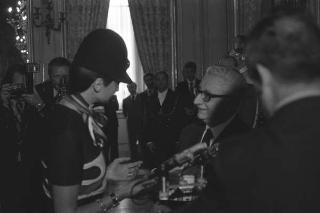 Incontro del Presidente della Repubblica Giovanni Leone con Carlo Alberto Masini, Presidente Generale della CRI,  il Comitato organizzatore della "Operazione Plus Ultra" ed i bambini premiati per particolari atti di bontà e di abnegazione