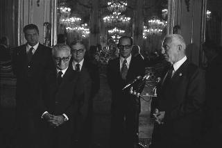 Incontro del Presidente della Repubblica Giovanni Leone con Carlo Alberto Masini, Presidente Generale della CRI,  il Comitato organizzatore della "Operazione Plus Ultra" ed i bambini premiati per particolari atti di bontà e di abnegazione