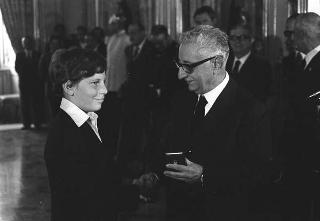 Incontro del Presidente della Repubblica Giovanni Leone con Carlo Alberto Masini, Presidente Generale della CRI,  il Comitato organizzatore della "Operazione Plus Ultra" ed i bambini premiati per particolari atti di bontà e di abnegazione
