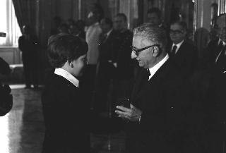 Incontro del Presidente della Repubblica Giovanni Leone con Carlo Alberto Masini, Presidente Generale della CRI,  il Comitato organizzatore della "Operazione Plus Ultra" ed i bambini premiati per particolari atti di bontà e di abnegazione