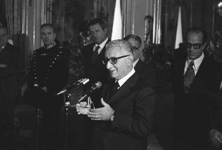 Incontro del Presidente della Repubblica Giovanni Leone con Carlo Alberto Masini, Presidente Generale della CRI,  il Comitato organizzatore della "Operazione Plus Ultra" ed i bambini premiati per particolari atti di bontà e di abnegazione
