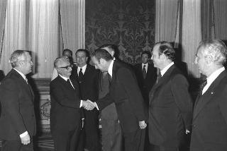 Il Presidente della Repubblica Giovanni Leone riceve Rolando Josè Ghisani, nuovo ambasciatore della Repubblica Argentina e Jaime Castro, nuovo ambasciatore della Repubblica di Colombia per la presentazione della lettere credenziali
