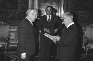 Il Presidente della Repubblica Giovanni Leone riceve Rolando Josè Ghisani, nuovo ambasciatore della Repubblica Argentina e Jaime Castro, nuovo ambasciatore della Repubblica di Colombia per la presentazione della lettere credenziali