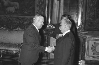 Il Presidente della Repubblica Giovanni Leone riceve Rolando Josè Ghisani, nuovo ambasciatore della Repubblica Argentina e Jaime Castro, nuovo ambasciatore della Repubblica di Colombia per la presentazione della lettere credenziali