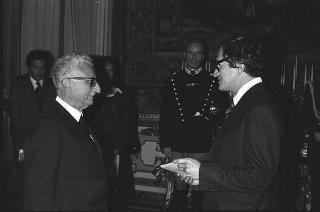 Il Presidente della Repubblica Giovanni Leone riceve Rolando Josè Ghisani, nuovo ambasciatore della Repubblica Argentina e Jaime Castro, nuovo ambasciatore della Repubblica di Colombia per la presentazione della lettere credenziali