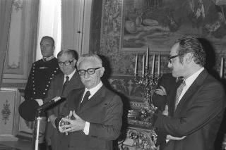Il Presidente della Repubblica Giovanni Leone riceve in udienza Piero Passetti, Presidente dell'Unione nazionale cronisti italiani, con i rappresentanti dell'Associazione e i vincitori del &quot;Premio Senigallia - Cronista dell'anno 1976&quot;
