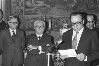Il Presidente della Repubblica Giovanni Leone riceve in udienza Piero Passetti, Presidente dell'Unione nazionale cronisti italiani, con i rappresentanti dell'Associazione e i vincitori del &quot;Premio Senigallia - Cronista dell'anno 1976&quot;