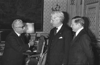 Il Presidente della Repubblica Giovanni Leone incontra John Train, copresidente del Comitato Rockefeller per il Friuli, accompagnato dall'ambasciatore degli Stati Uniti John A. Volpe