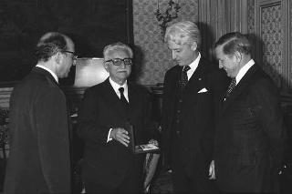 Il Presidente della Repubblica Giovanni Leone incontra John Train, copresidente del Comitato Rockefeller per il Friuli, accompagnato dall'ambasciatore degli Stati Uniti John A. Volpe