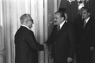 Il Presidente della Repubblica Giovanni Leone riceve in udienza Ottavio Senties, Governatore di Città del Messico, con Luciano Radi, sottosegretario agli esteri e Trevino Zapata, ambasciatore del Messico a Roma