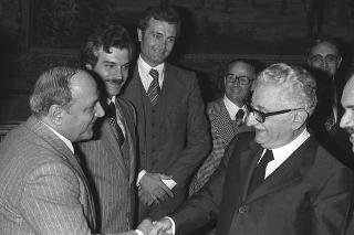 Intervento del Presidente della Repubblica Giovanni Leone alla celebrazione del 90° anniversario di costituzione della Lega Nazionale delle Cooperative e Mutue con Mario Ricciardi, presidente dell'Associazione medica "A. Simonetti" di Torre Annunziata
