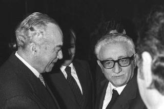 Intervento del Presidente della Repubblica Giovanni Leone alla celebrazione del 90° anniversario di costituzione della Lega Nazionale delle Cooperative e Mutue con Mario Ricciardi, presidente dell'Associazione medica "A. Simonetti" di Torre Annunziata