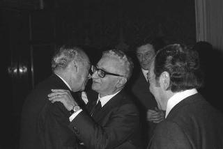 Intervento del Presidente della Repubblica Giovanni Leone alla celebrazione del 90° anniversario di costituzione della Lega Nazionale delle Cooperative e Mutue con Mario Ricciardi, presidente dell'Associazione medica "A. Simonetti" di Torre Annunziata