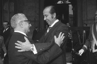 Il Presidente della Repubblica Giovanni Leone salute il Presidente della Repubblica del Venezuela Carlos Andrés Pérez in visita di Stato in Italia