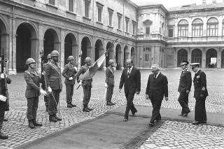 Il Presidente della Repubblica Giovanni Leone salute il Presidente della Repubblica del Venezuela Carlos Andrés Pérez in visita di Stato in Italia