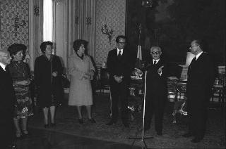 Nicola Signorello, presidente dell'Associazione nazionale fra gli Enti di Assistenza, consegna in dono al Presidente della Repubblica Giovanni Leone il "Libro bianco sull'assistenza in Italia"