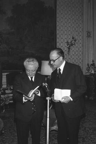 Nicola Signorello, presidente dell'Associazione nazionale fra gli Enti di Assistenza, consegna in dono al Presidente della Repubblica Giovanni Leone il "Libro bianco sull'assistenza in Italia"