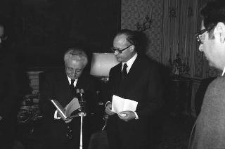 Nicola Signorello, presidente dell'Associazione nazionale fra gli Enti di Assistenza, consegna in dono al Presidente della Repubblica Giovanni Leone il "Libro bianco sull'assistenza in Italia"